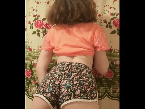 ❤️ Sexy ung babe tar av seg shortsen på kamera ❤️ Sexvideo hos oss ️❤