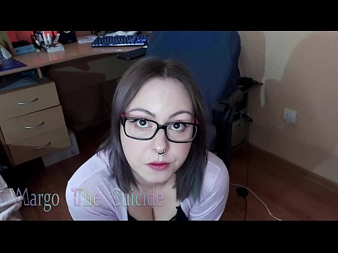 ❤️ Sexy jente med briller suger dildo dypt på kamera ❤️ Sexvideo hos oss ️❤
