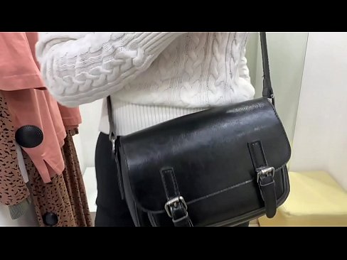 ❤️ Offentlig onani av ungtispe FeralBerry med en dildo i prøverommet ❤️ Sexvideo hos oss ️❤