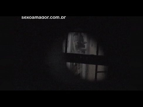 ❤️ Blondie blir i hemmelighet filmet av en nabolagsvoyeur gjemt bak hule murstein ❤️ Sexvideo hos oss ️❤