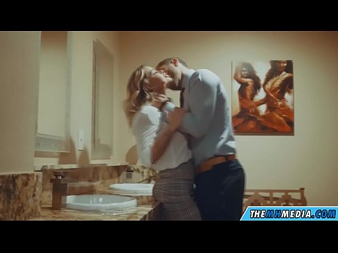 ❤️ Når en barmfagre blondine forfører deg på et offentlig toalett ❤️ Sexvideo hos oss ️❤